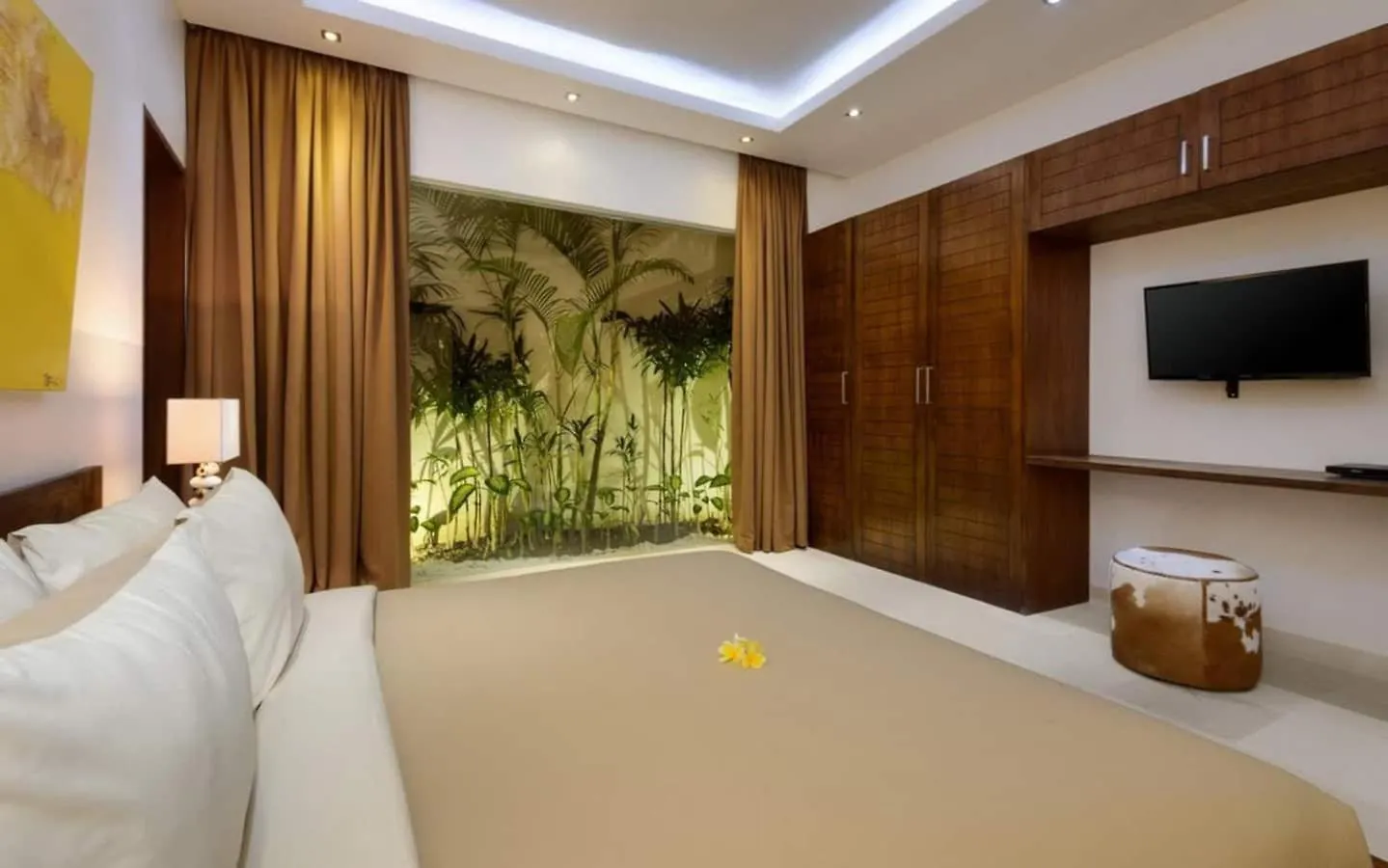 Gorgeous Tropical 3 Bed Pool Villa, 24Hr Security Seminyak