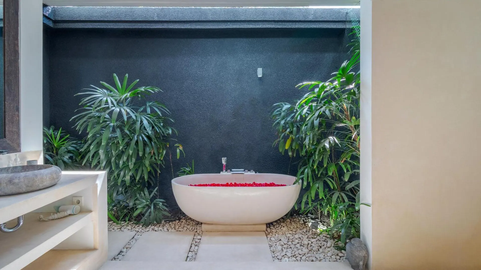 Gorgeous Tropical 3 Bed Pool Villa, 24Hr Security Seminyak Villa