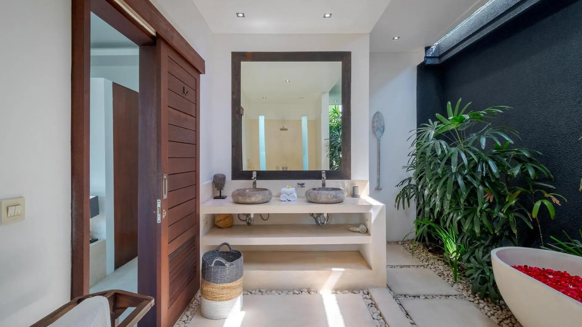 Gorgeous Tropical 3 Bed Pool Villa, 24Hr Security Seminyak