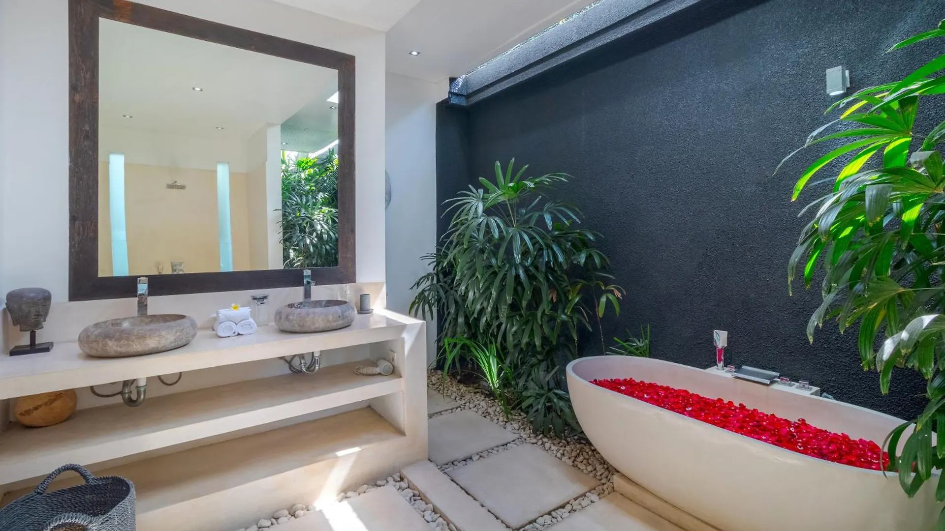 Gorgeous Tropical 3 Bed Pool Villa, 24Hr Security Seminyak Villa