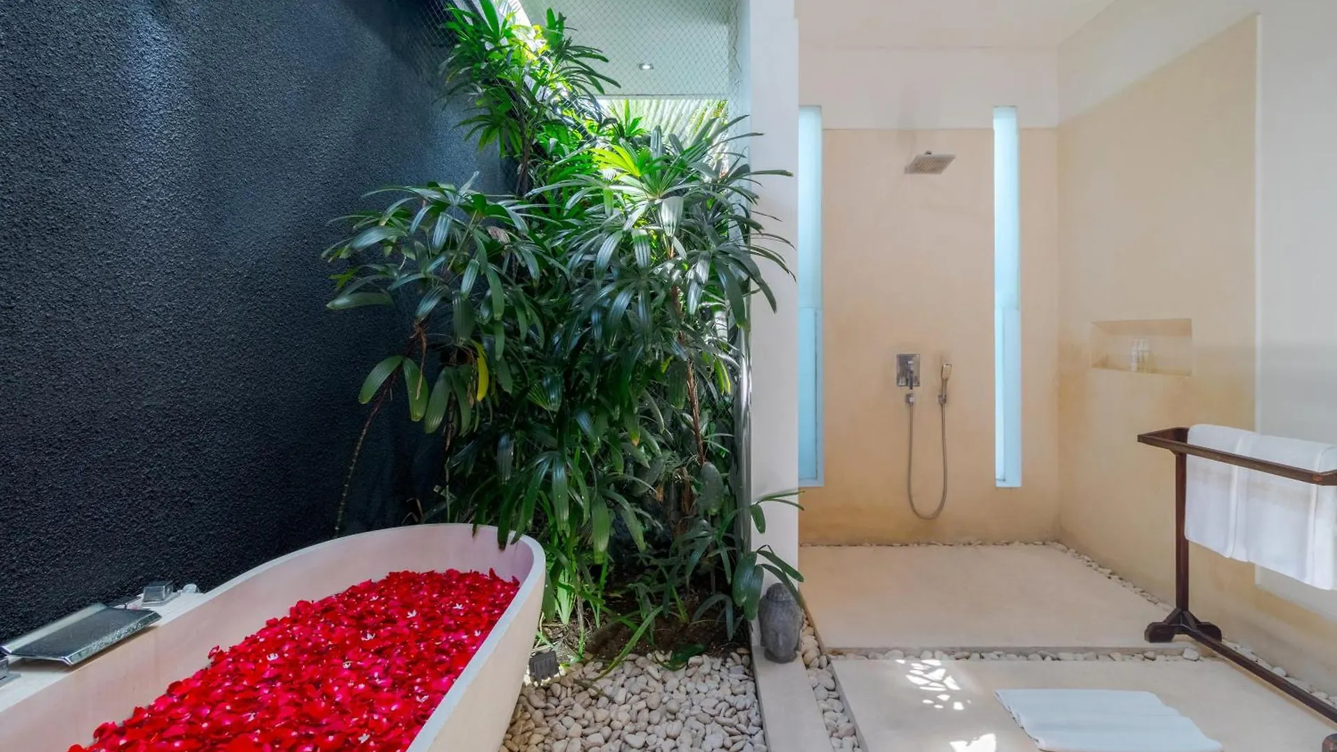 Gorgeous Tropical 3 Bed Pool Villa, 24Hr Security Seminyak Villa