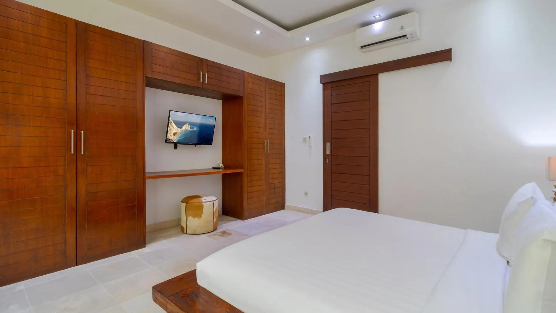 Gorgeous Tropical 3 Bed Pool Villa, 24Hr Security Seminyak Villa