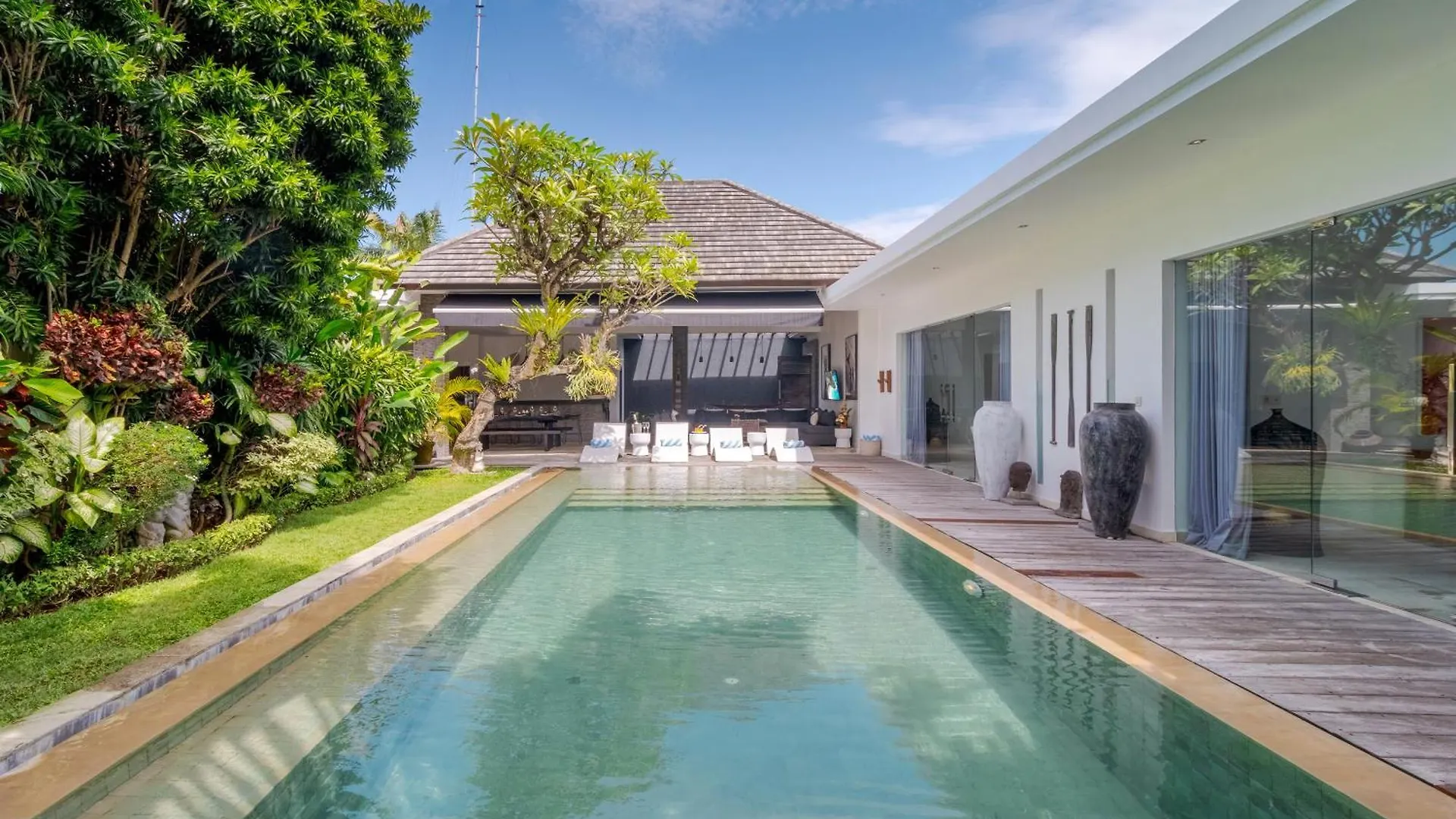 Gorgeous Tropical 3 Bed Pool Villa, 24Hr Security Seminyak Villa