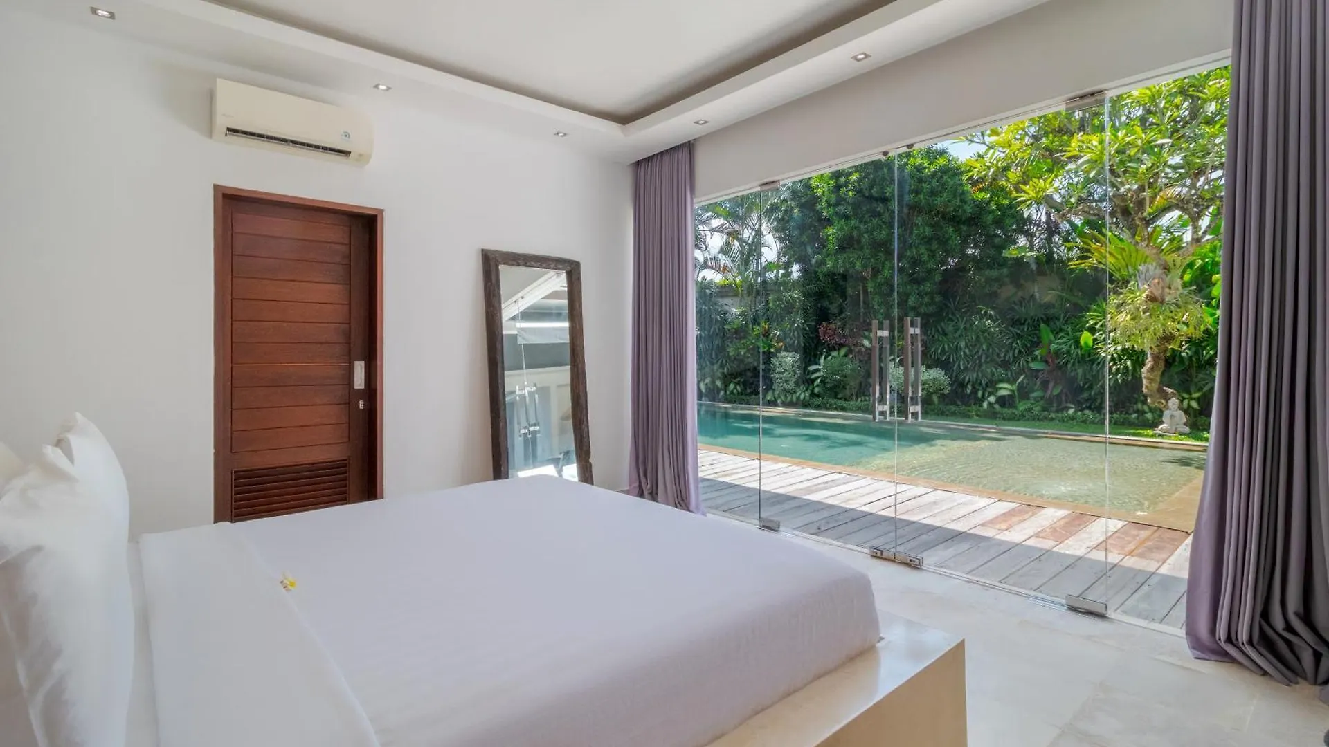 Gorgeous Tropical 3 Bed Pool Villa, 24Hr Security Seminyak