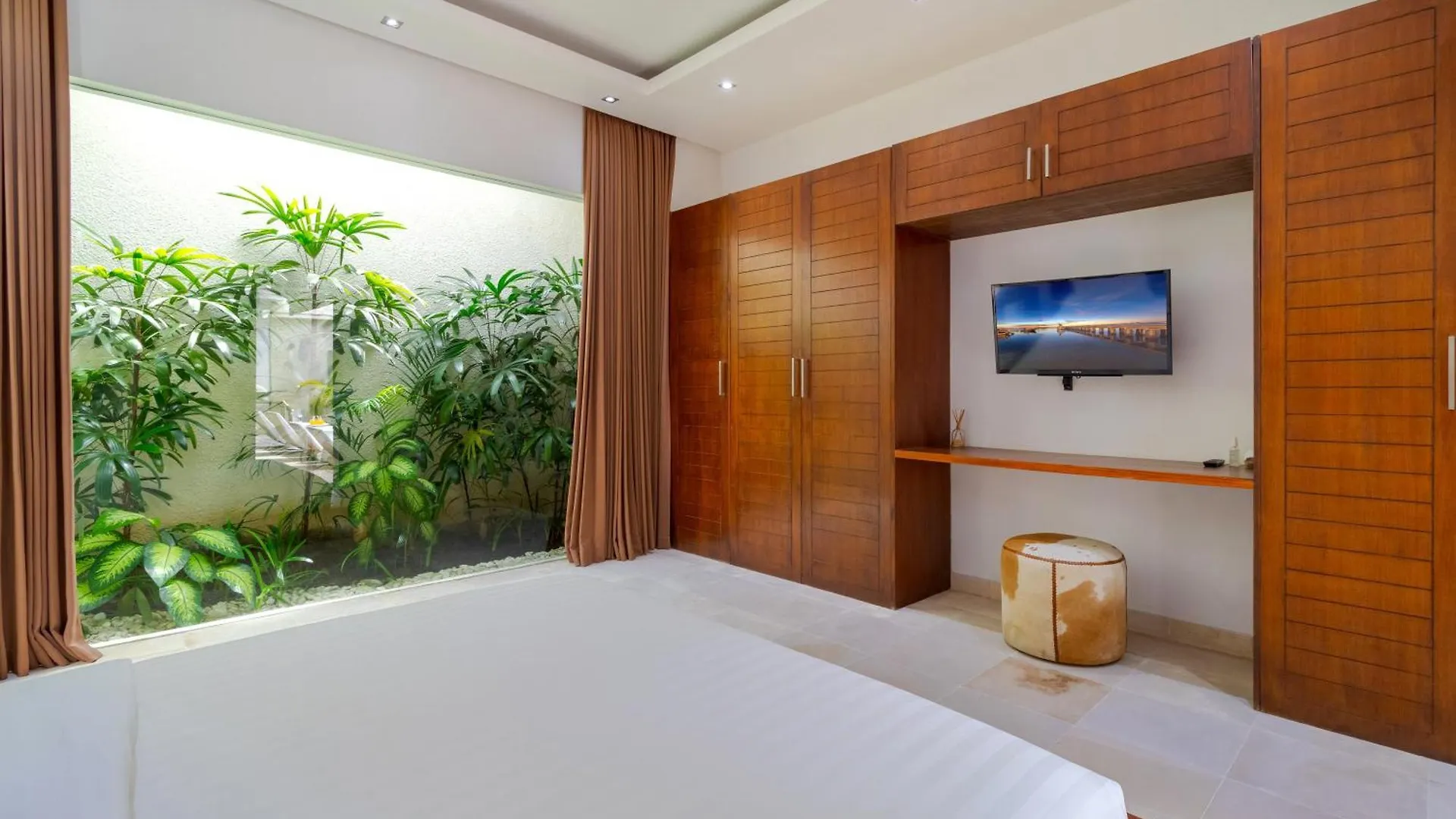 Gorgeous Tropical 3 Bed Pool Villa, 24Hr Security Seminyak 0*,